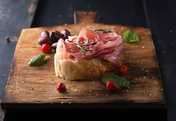 Een gezellig marktstalletje op een lokale markt in Parijs, gevuld met verse producten, kleurrijke groenten en smakelijke delicatessen.